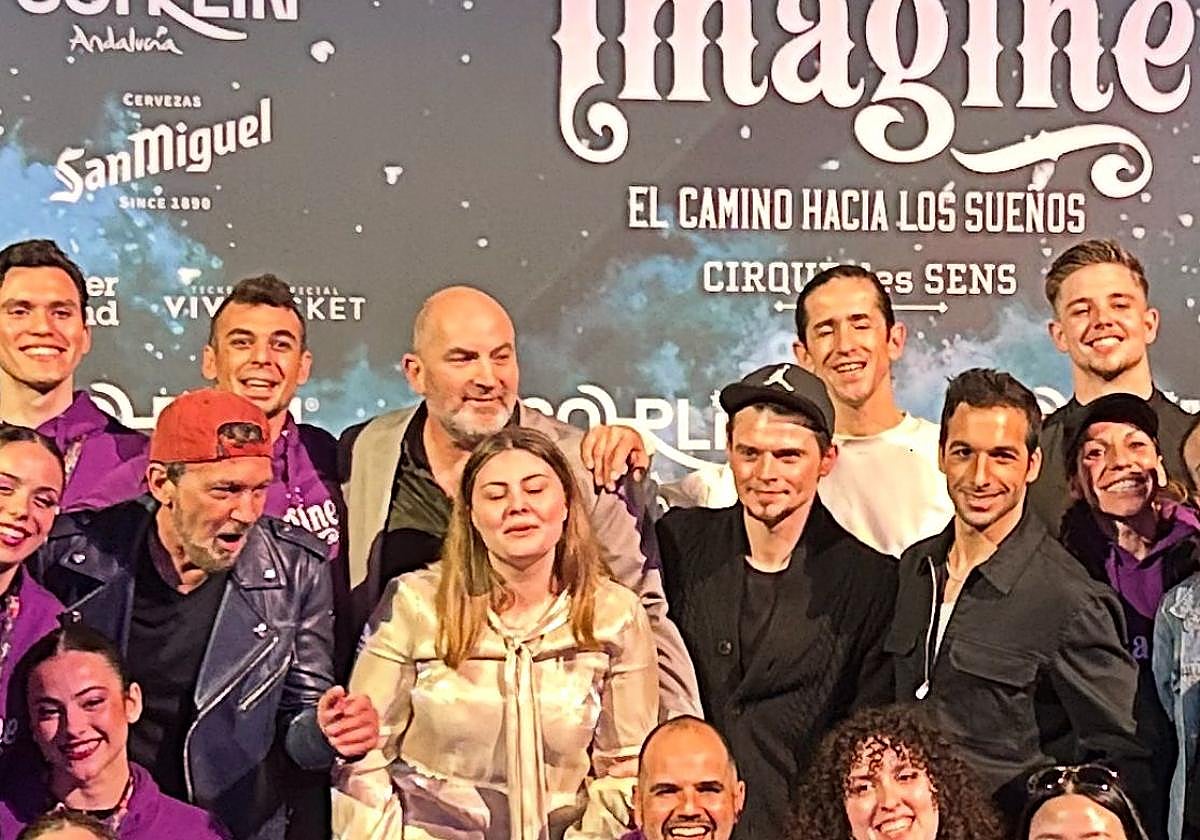 Banderas, con gorra, y a su izquierda detrás Domingo Merlín, tras la función del pre estreno de Imagine en Sohrlin