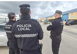 Policías locales, en el polígono de Alhaurín de la Torre.