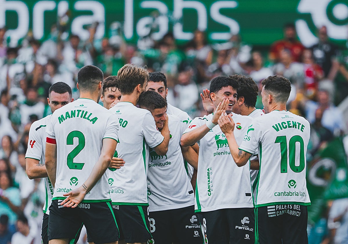 Los jugadores del Racing celebran un gol frente al Ceuta esta temporada.