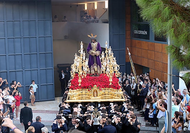 Momento de la salida del Señor de la Soledad desde la casa hermandad de la Crucifixión.