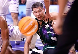 Sulejmanovic observa un balón suelto.