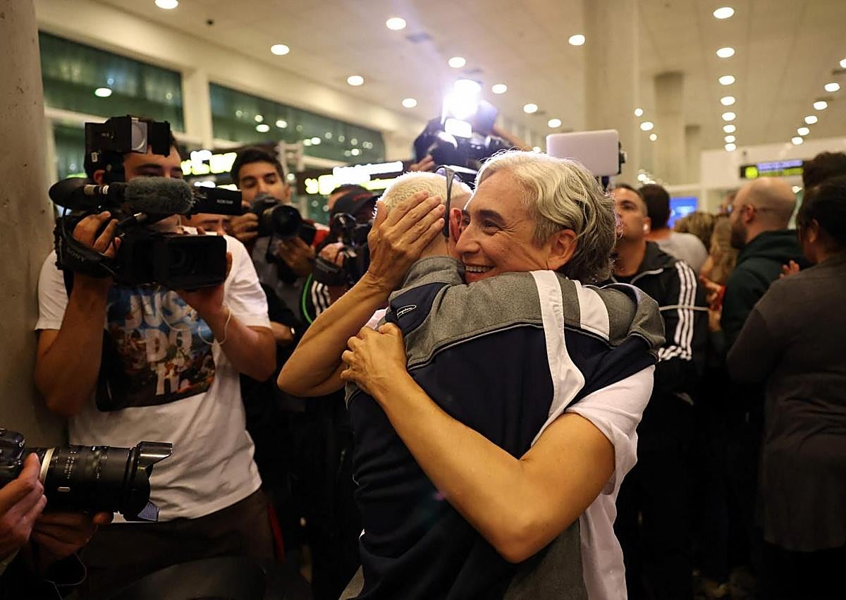 Imagen secundaria 1 - El malagueño Rafa Borrego y otros momentos vividos a la llegada de los activistas liberados. 