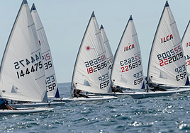 Un momento de la regata de este domingo de ILCA 6, en aguas de la bahía de Málaga.