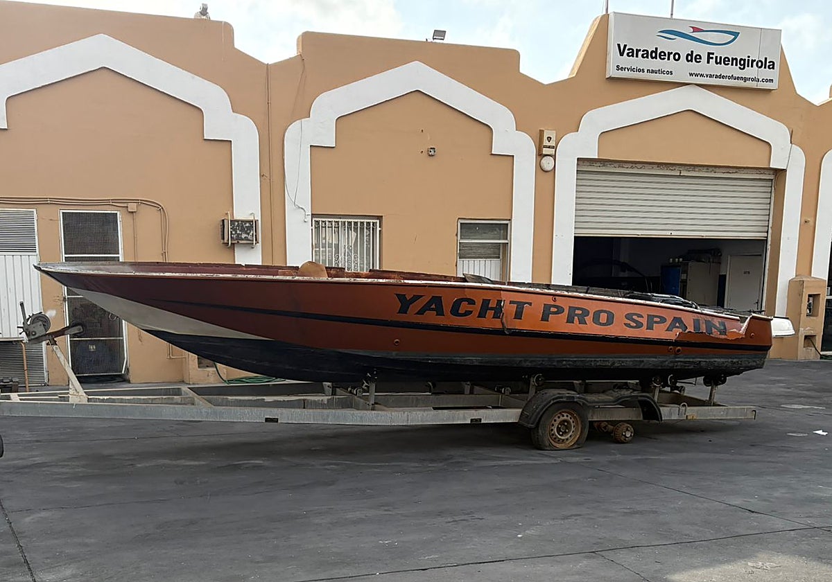 La embarcación turística siniestrada fue recuperada y retirada de las aguas del puerto deportivo de Fuengirola.