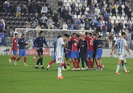 La decepción malaguista mientras el Estepona celebraba su pase en la Copa, en el duelo entre ambos en La Línea la pasada campaña.