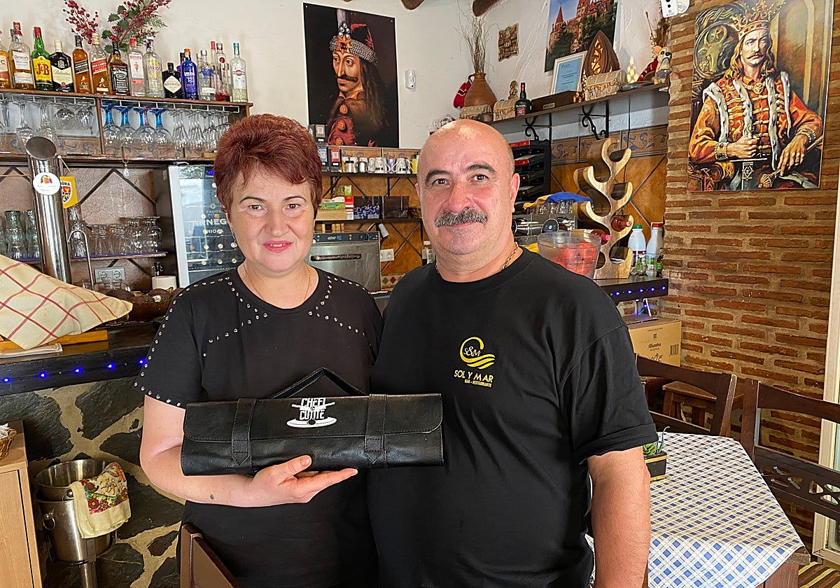 Adriana Fulger, acompañada por Nico, su marido y, en sus manos, el cuchillo del concurso Chefi la cutite.