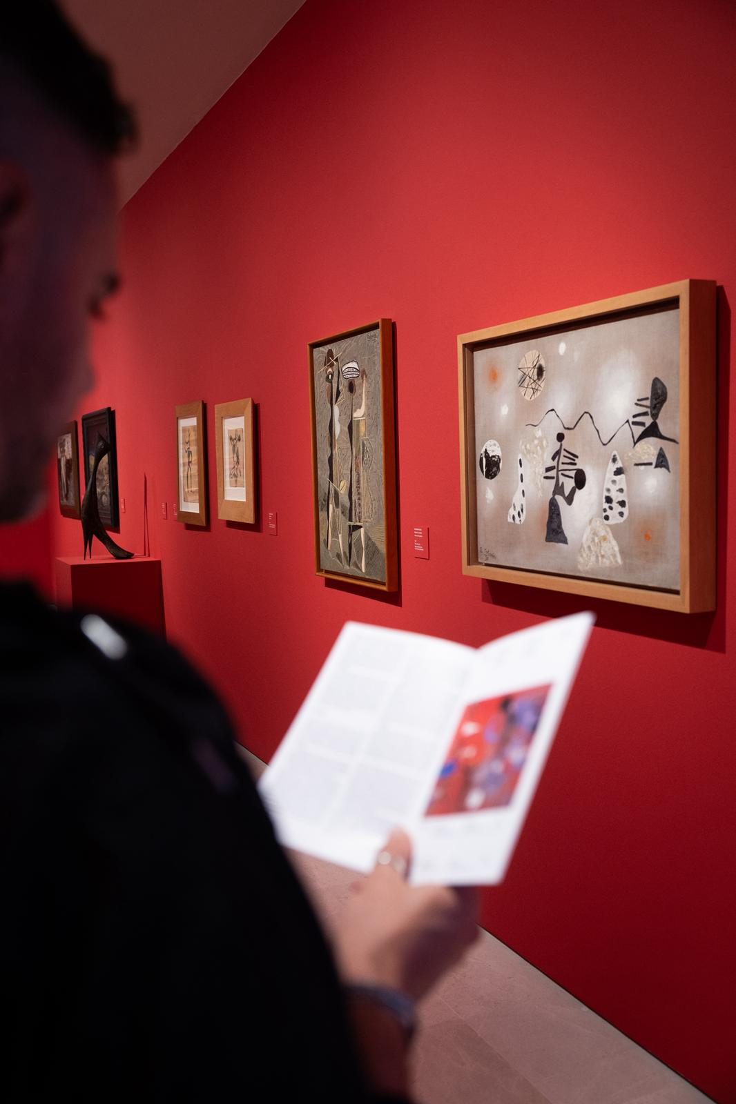 La exposición &#039;Telúricos y primitivos. De la Escuela de Vallecas a Miquel Barceló&#039;, en imágenes