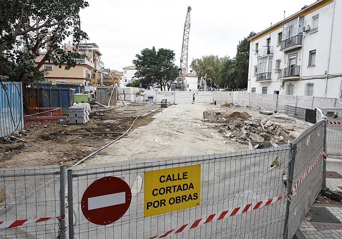 Calle cortada por las obras del metro en la barriada de Gamarra.