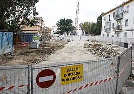 Calle cortada por las obras del metro en la barriada de Gamarra.