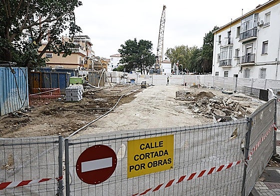 Calle cortada por las obras del metro en la barriada de Gamarra.