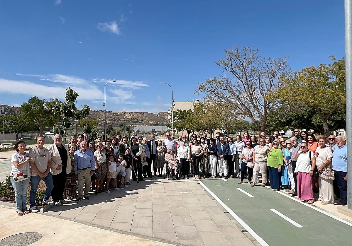Familiares de las mujeres con las autoridades en el centro del parque.