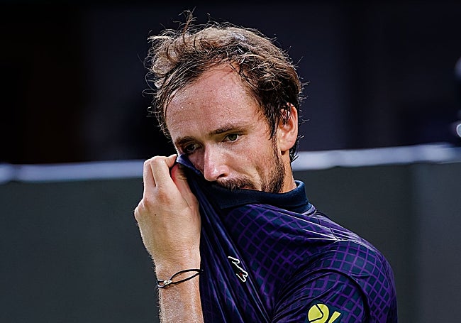 Daniil Medvedev se seca el sudor.