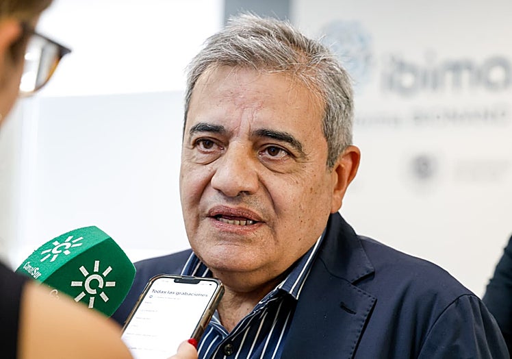 El director de IBIMA Plataforma Bionand atiende a los medios.