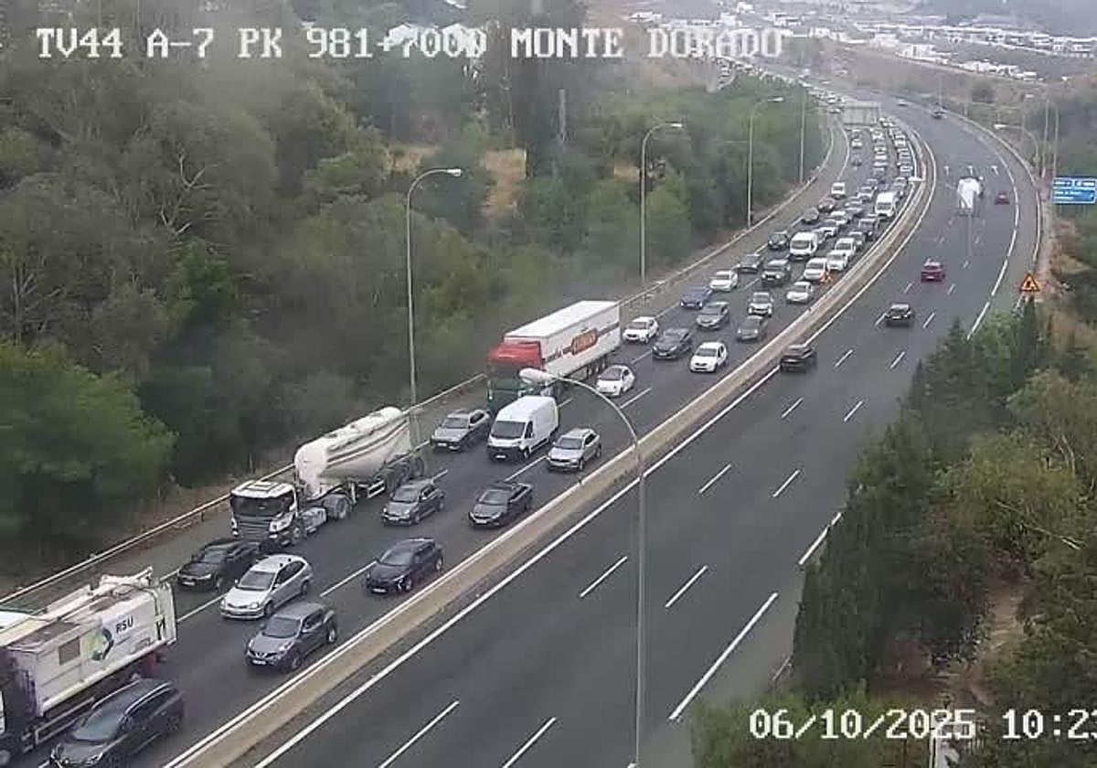 Un accidente cerca del túnel de San José deja importantes retenciones en la A-7 de Málaga