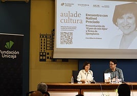 La escritora y periodista Nativel Preciado, junto al codirector del Aula de Cultura de SUR, Alberto Gómez, este martes durante el encuentro.