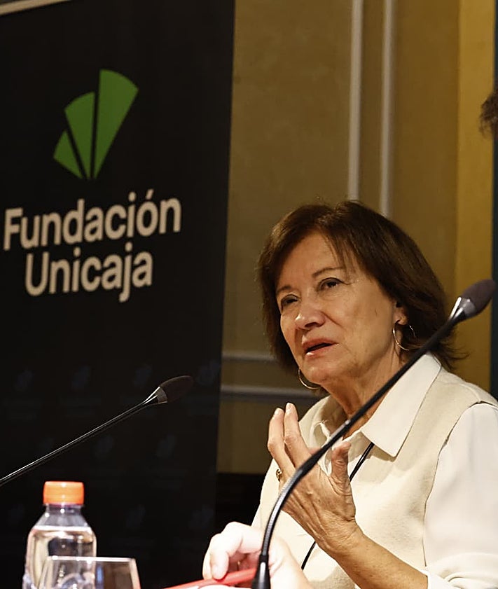 Imagen secundaria 2 - Diferentes momentos del encuentro, en el Salón de Actos de Unicaja de la plaza de la Marina. 
