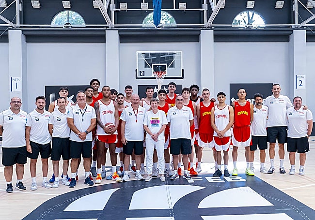 Moreno Celades, primero por la derecha, con la selección española B.