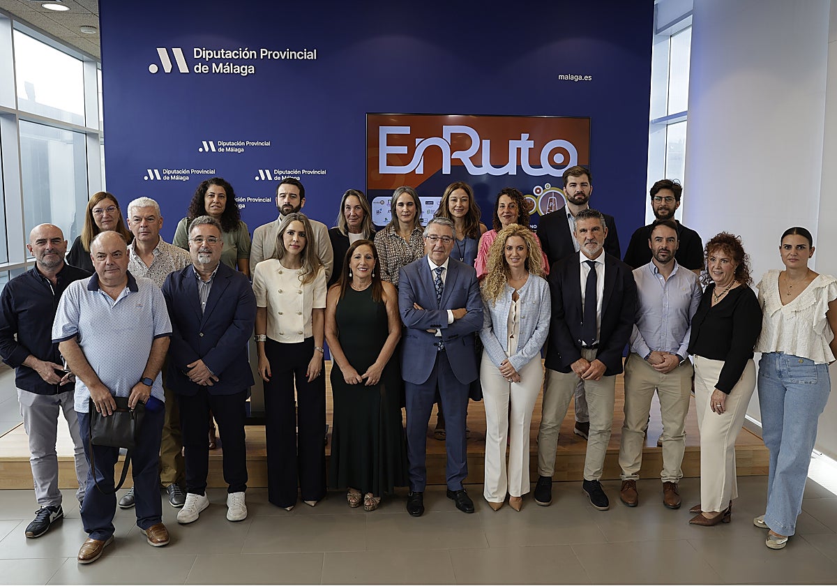 Salado junto a representantes de entidades participantes.