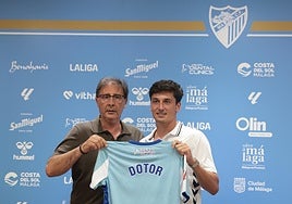 El director deportivo, Loren Juarros, junto a uno de los siete fichajes del verano, Dotor.