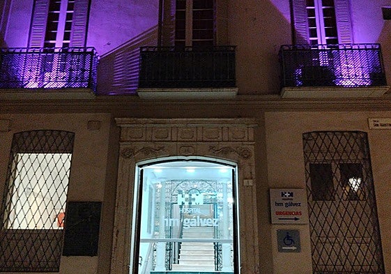 Un establecimiento iluminado de rosa.