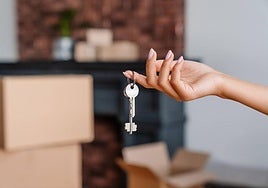 ¿Te piden transferencia bancaria para alquilar un piso? Ojo con el aviso del Banco de España sobre estos pagos