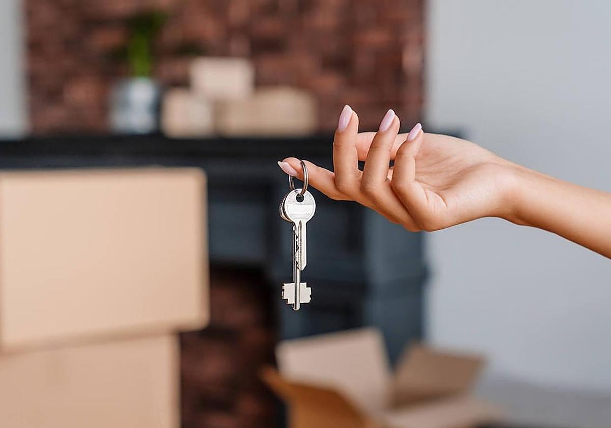 ¿Te piden transferencia bancaria para alquilar un piso? Ojo con el aviso del Banco de España sobre estos pagos