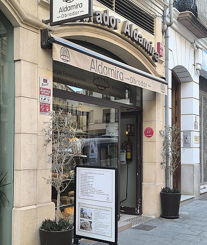 Imagen secundaria 2 - El horno artesano de Antequera que elabora hasta seis molletes diferentes