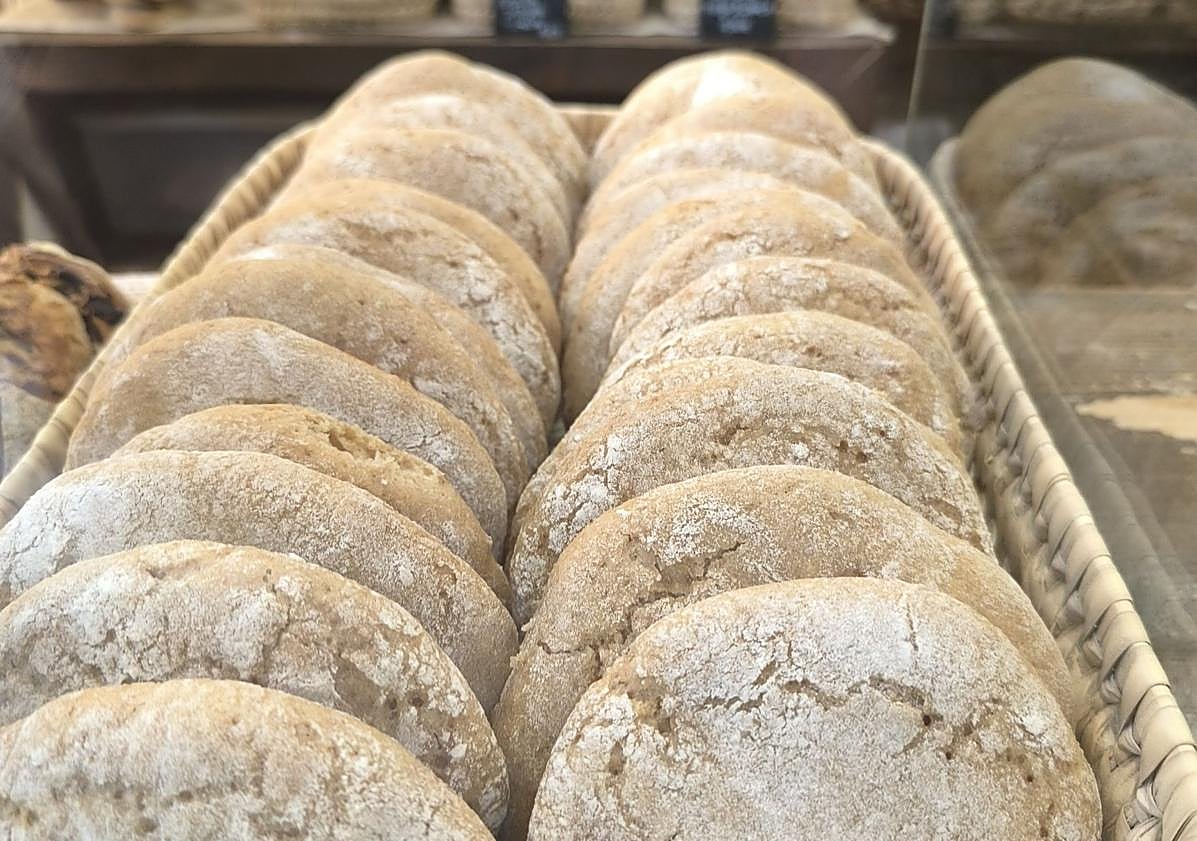 Imagen principal - El horno artesano de Antequera que elabora hasta seis molletes diferentes