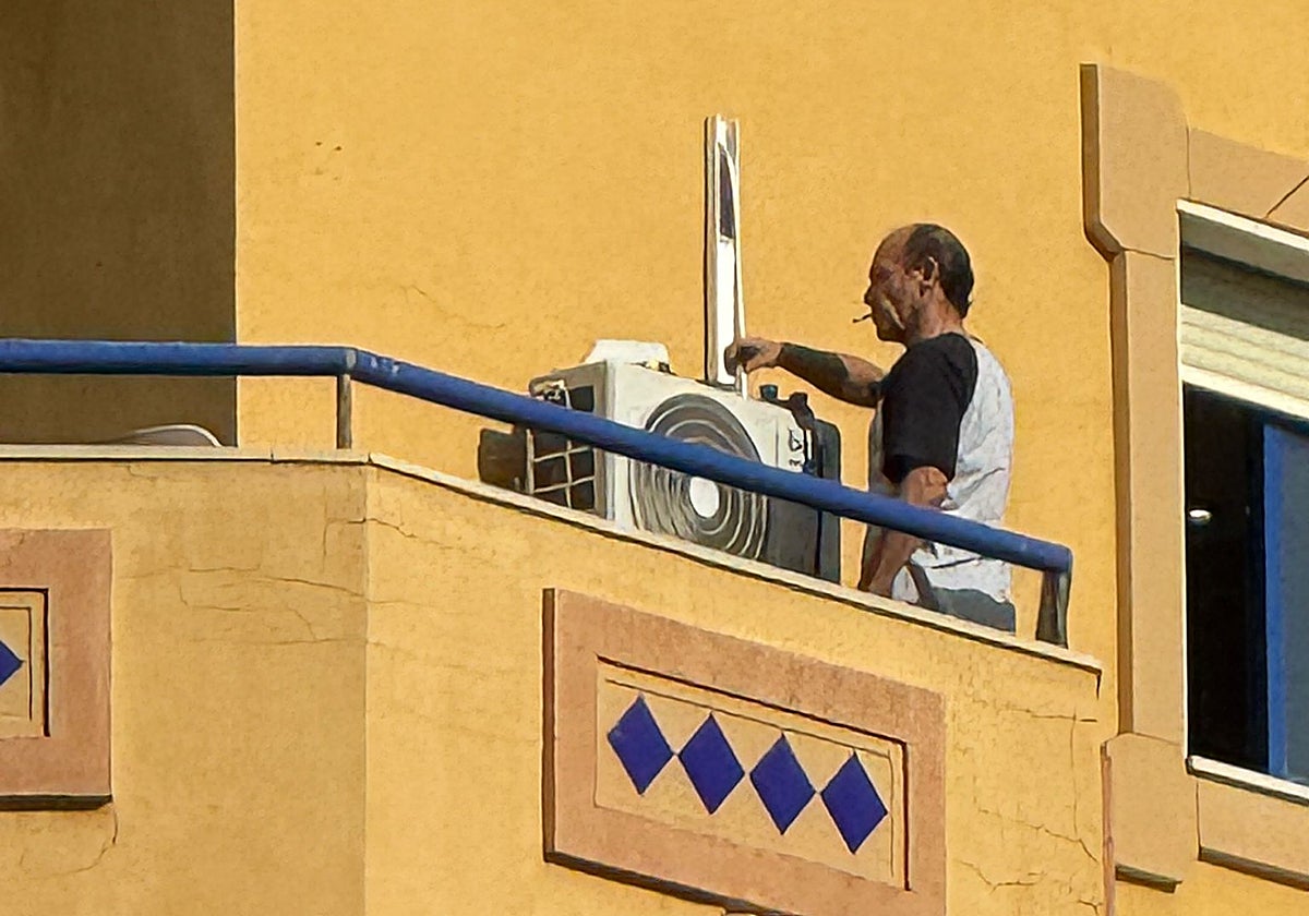 La Policía Local levantó acta de unos trabajadores residentes en el hotel que supuestamente estaban intentando retirar un aparato de aire acondicionado en una planta precintada.