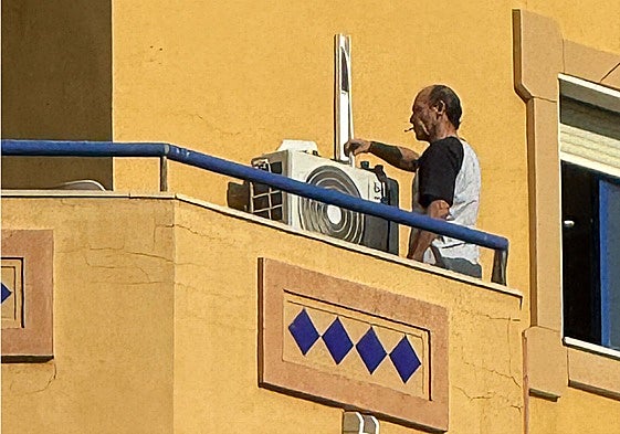 La Policía Local levantó acta de unos trabajadores residentes en el hotel que supuestamente estaban intentando retirar un aparato de aire acondicionado en una planta precintada.