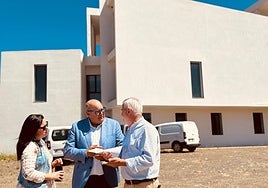 El alcalde veleño, Jesús Lupiáñez, con los ediles Lourdes Piña y Jesús María Claros.