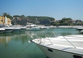 Denuncia que un yate lo embistió cuando pescaba con su kayak en Marbella y se dio a la fuga