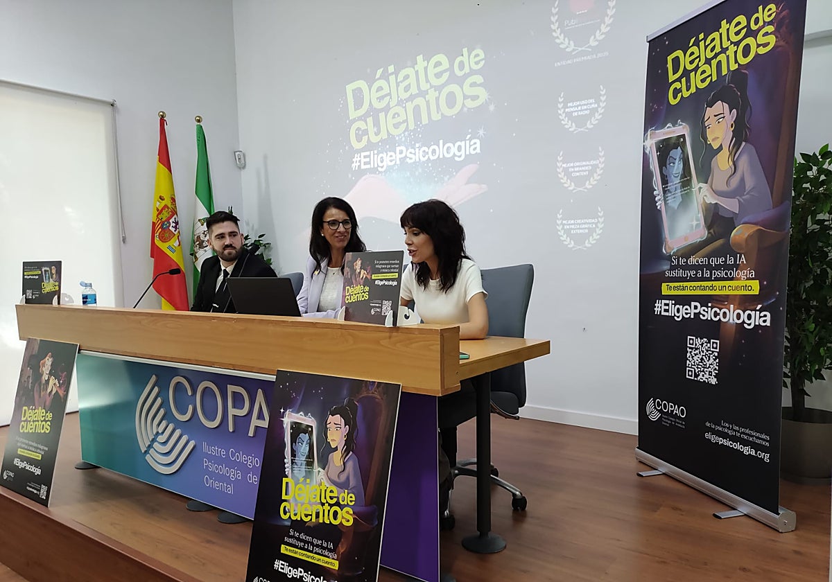 De izquierda a derecha, José Antonio García, Mariela Checa, decana del COPAO, y la cantante Tania Lozano, este martes.