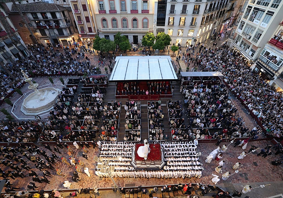 Jesús Cautivo a su paso por la Tribuna Oficial de la Semana Santa de Málaga.