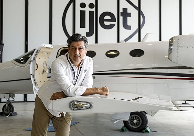 Javier barriga, director general de iJet Aviation, apoyado en el ala de uno de sus aviones.