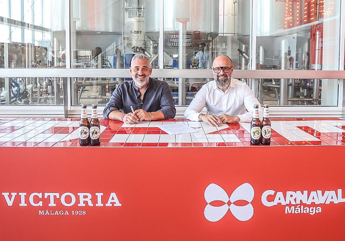 Luís Bermúdez y Sergio Ragel durante la firma del acuerdo.