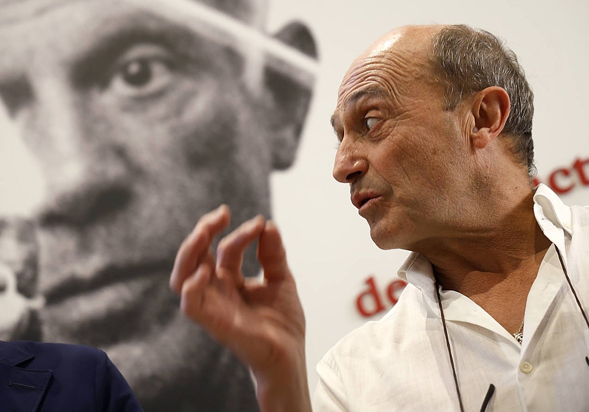 Pepe Viyuela, en el Museo Picasso, observado por el pintor, al que el actor da vida en el Teatro del Soho.