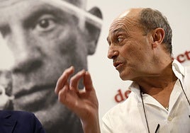 Pepe Viyuela, en el Museo Picasso, observado por el pintor, al que el actor da vida en el Teatro del Soho.