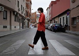 Violeta Niebla, en el paso de cebra donde hace unos años sufrió un atropello y que ahora protagoniza un capítulo de su novela.