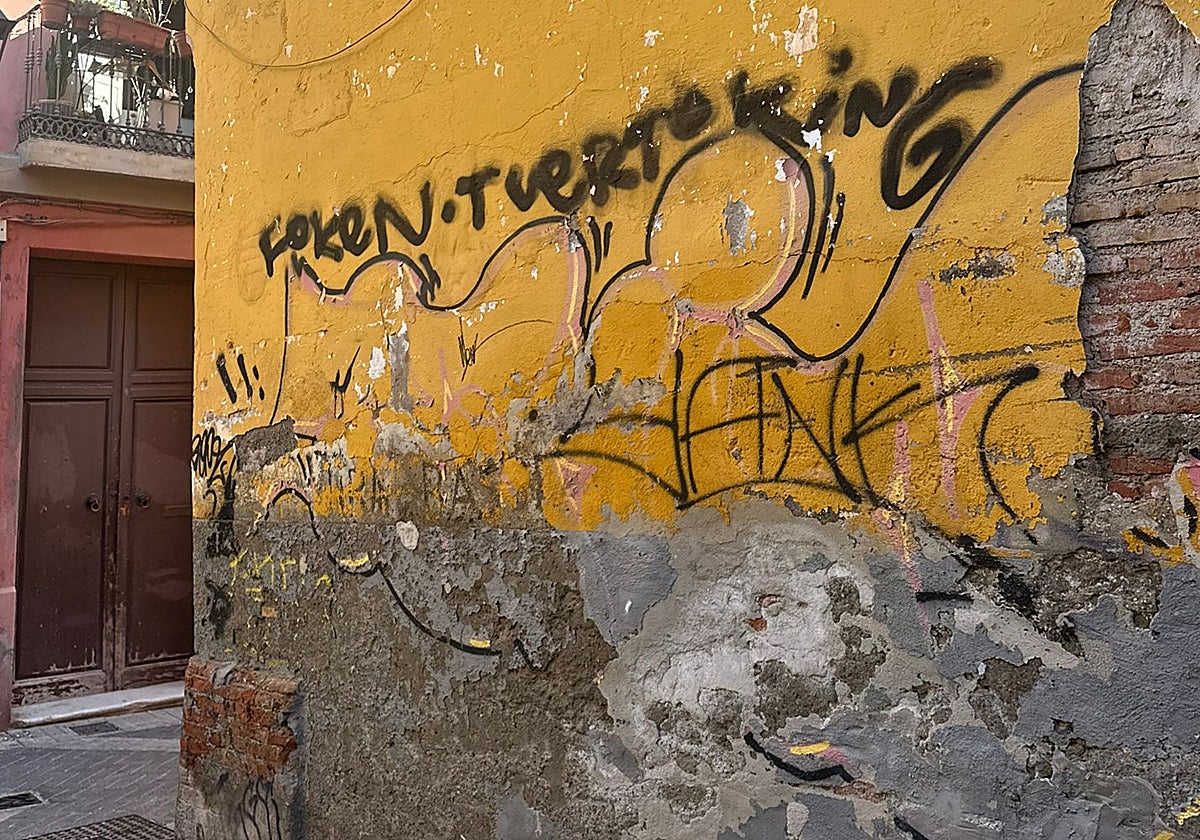 Calle La Goletera, llena de grafitis y desperfectos.