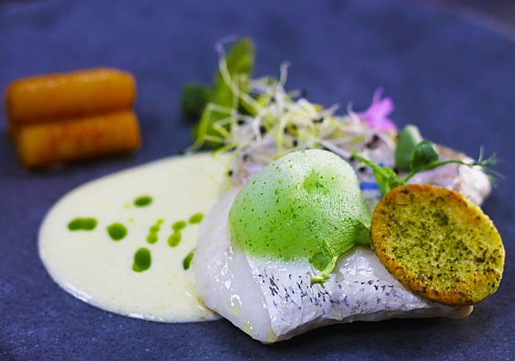 Merluza a baja temperatura/ Crema de ajos / Perejil / Patatas al pimentón.