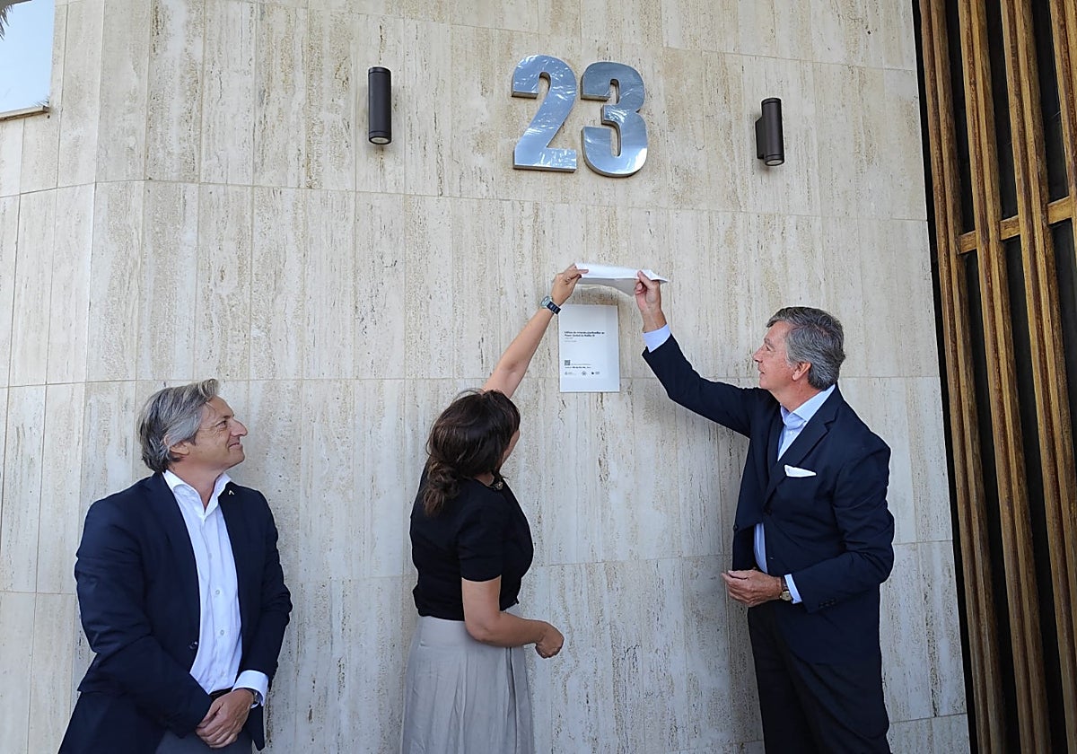 Susana Gómez de Lara y Carlos LAmela descubren la placa conmemorativa.
