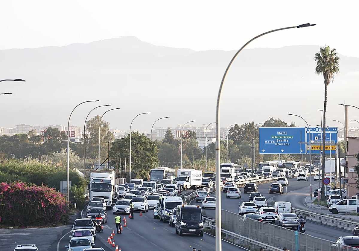 Colapso de tráfico tras el accidente, que ocurrió a las 6.55 horas.