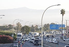 Colapso de tráfico tras el accidente, que ocurrió a las 6.55 horas.