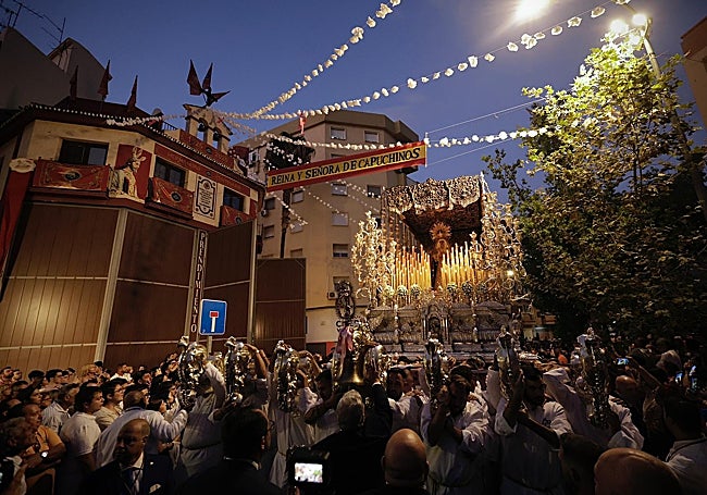 La Dolorosa salió de su casa hermandad pasados dos minutos sobre las 20 horas.