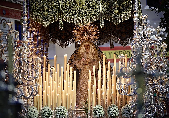 La Virgen del Gran Perdón bajo palio, en su bajada hasta la casa hermandad de los Estudiantes.