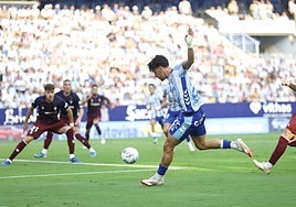 Lobete ejecuta un remate en la primera jornada liguera, ante el Eibar.