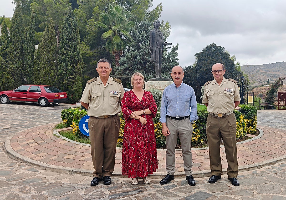 Las autoridades militares, con el alcalde y una edil de Macharaviaya.