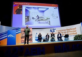 Imagen de la mesa mientras expone Antonio Ocaña.