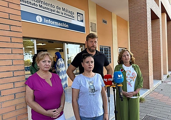 Mónica Monedero, en el centro, a las puertas del IMV, con miembros del grupo municipal Con Málaga.